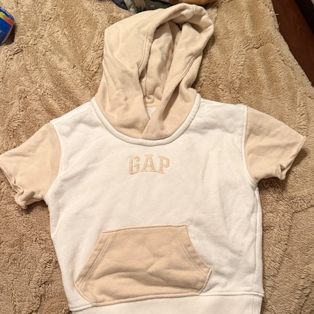 GAP Short-Sleeve Hoodie in Cream and White